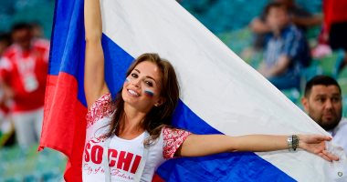 صور.. جماهير روسيا وكرواتيا تتوافد على ملعب "فيشت الأولمبى" لتشجيع فريقهم