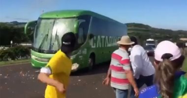 فيديو.. رشق حافلة البرازيل بالبيض بعد العودة من روسيا 