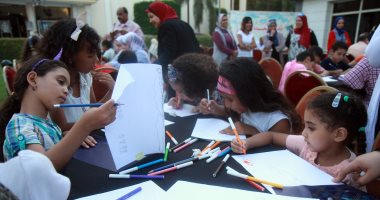 فيديو وصور.. الأطفال يتعلمون الرسم فى مهرجان إجازة سعيدة بالهناجر 