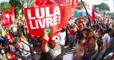 صور.. مئات المؤيدين للرئيس البرازيلى السابق يحتفلون بقرار الإفراج عنه