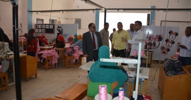 صور.. مصنع ملابس محافظة الوادى الجديد يستكمل إنتاج الزى المدرسى للطلاب  