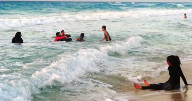 فيديو وصور.. المياه النقية والرمال البيضاء سر جمال شواطئ مرسى مطروح