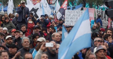 صور.. تجدد الاحتجاجات فى الأرجنتين ضد إصلاحات الحكومة