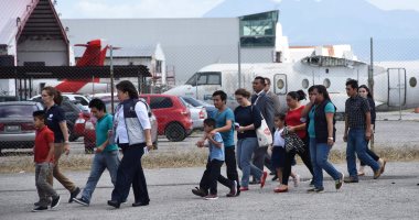 صور.. واشنطن ترحل 106 مهاجرين غير شرعيين إلى جواتيمالا