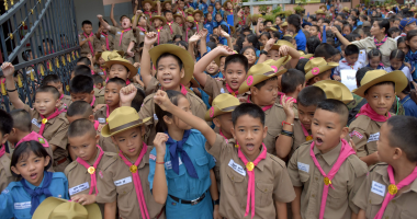 وقفة لطلاب تايلاند أمام مستشفى أطفال الكهف للتضامن معهم  