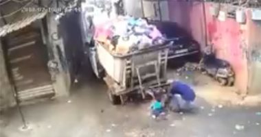 فيديو.. طفل صغير ينجو من الموت بعد مرور شاحنة من فوقه فى لبنان