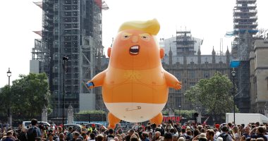 صور.. معارضون لزيارة ترامب إلى بريطانيا يطلقون منطاد "الطفل الغاضب" 