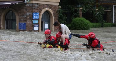 صور.. الفيضانات فى الصين تسبب دمارا وتسد الطرق والسكك الحديدية