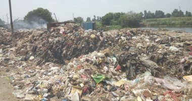 صور.. حرق القمامة بمقلب سيجر بطنطا وقارئ يطالب بنقلها لمصنع التدوير