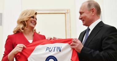 صور.. رئيسة كرواتيا تهدى بوتين قميص منتخب بلادها قبل نهائى كأس العالم