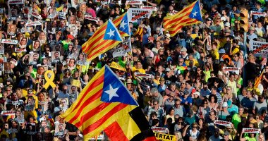 صور..الآلاف يتظاهرون فى برشلونة للمطالبة بإطلاق سراح الزعماء الانفصاليين