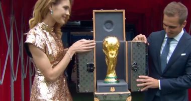 فيليب لام يقدم كأس العالم للجماهير فى نهائى فرنسا وكرواتيا.. فيديو