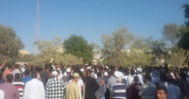 صور.. الآلاف يشيعون جنازة الرائد "سامح مدحت" بطور سيناء