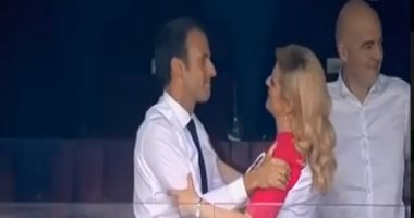 فيديو.. رئيسة كرواتيا تهنئ ماكرون بـ"قبلة" بعد تتويج الديوك بكأس العالم