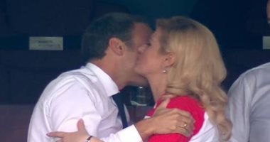 قبلات المونديال.. شاهد تهنئة رئيسة كرواتيا لنظيرها الفرنسى