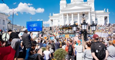 صور وفيديو.. تظاهرات فى فنلندا احتجاجًا على قمة ترامب وبوتين
