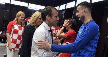 رئيس فرنسا يواسى لاعبى كرواتيا بعد خسارة لقب كأس العالم.. صور