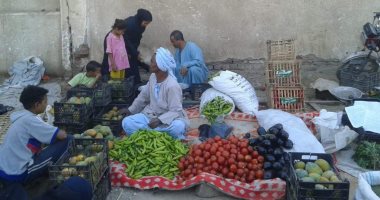 صور.. نقل الباعة الجائلين من سوق أحمد عرابى لمنطقة السوق الجديدة بالأقصر