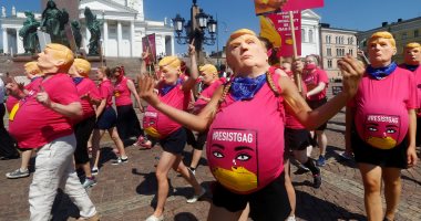 متظاهرون يسخرون من ترامب فى مسيرة احتجاجية بفنلندا - صور