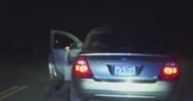 بالفيديو.. سيارة تجر شرطيا معلقا على الباب لأكثر من كيلومتر