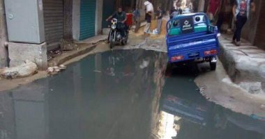 كسر خط مياه الصرف العمومية بقرية الكرور بمدينة أسوان