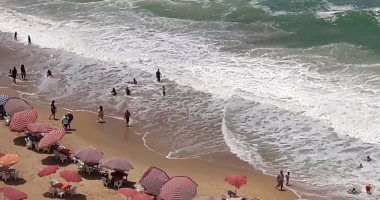 الإسكندرية تحذر المواطنين من نزول شاطئ النخيل لارتفاع أمواجه