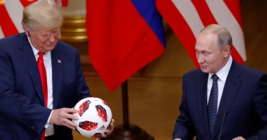 فيديو وصور.. بوتين يهدى ترامب كرة قدم.. ويؤكد: الكرة الآن فى ملعبك