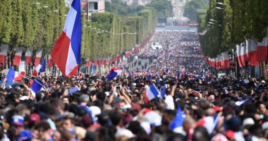 مئات الآلاف يحتشدون فى شوارع فرنسا لاستقبال نجوم الديوك.. صور