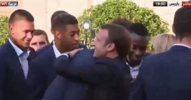 الرئيس الفرنسى يعانق لاعبى منتخب بلاده بعد وصولهم باريس