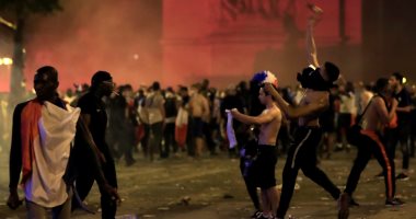 فيديو.. اشتباكات بين الشرطة ومثيرى الشغب بفرنسا خلال احتفالات كأس العالم
