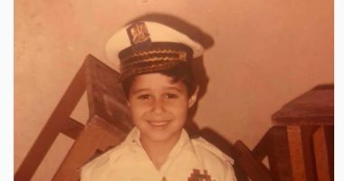 أحمد السعدنى يسترجع ذكريات طفولته وهو يرتدى بدلة ضابط