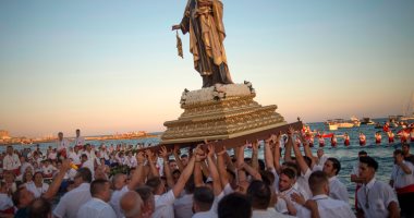 مئات الإسبان يحتفلون بمولد القديسة ديل كارمن "شفيعة الصيادين"