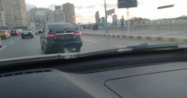 صور.. قارئ يرصد سيارة تسير بدون لوحات معدنية فى سيدى بشر بالإسكندرية