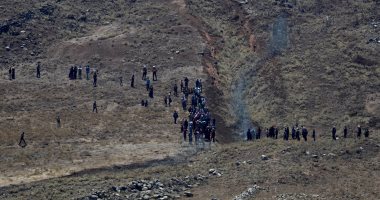 صور.. تجمع عشرات المدنيين السوريين على السياج الحدودى الإسرائيلى بهضبة الجولان 