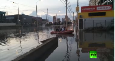 فيضانات تجبر سكان مدينة كراسنودار الروسية على التنقل بالقوارب