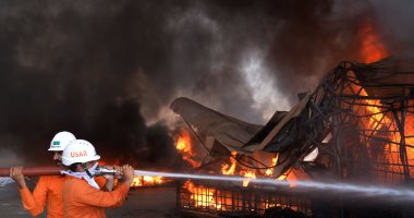 صور.. حريق هائل يلتهم أكثر من 100 محل بسوق فى باكستان