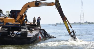 صور.. تنفيذ حملة مكثفة لإزالة الأقفاص السمكية بنهر النيل بالبحيرة