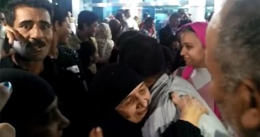 وصول الحاجة سعدية ضحية العمرة المزيفة القاهرة بعد إثبات براءتها.. فيديو وصور