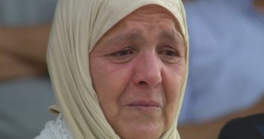 بكاء والدة لاعب نهضة بركان المتوفى قبل إنطلاق لقاء المصرى.. صور