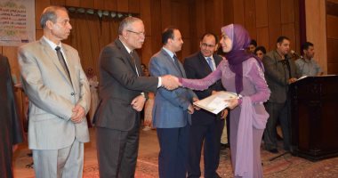 محافظ المنيا يكرم 202 طالبا من أوائل الشهادات العامة والأزهرية