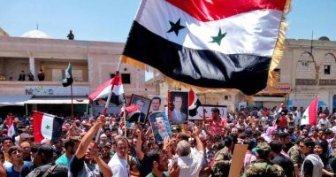 صور.. أهالى درعا بسوريا يحتفلون برفع العلم على البلدات المحررة وإجلاء المحاصرين بكفريا والفوعة