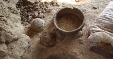 الآثار تعلن عن كشف أقدم ورشة لصناعة فخار الدولة القديمة بأسوان.. صور
