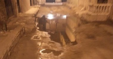 صور.. غرق شارعى 14 و16 فى الفلكى بالإسكندرية بمياه الصرف الصحى