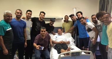 صور.. المقاولون يتجمع فى حب علاء نبيل بعد إجرائه عملية جراحية