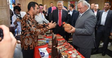 سفير إندونيسيا يتفقد معرض بلاده للأشغال اليدوية فى الزقازيق