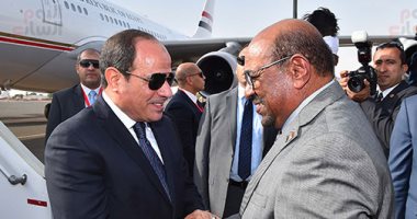 صور.. البشير يستقبل الرئيس السيسى لدى وصوله مطار العاصمة السودانية 