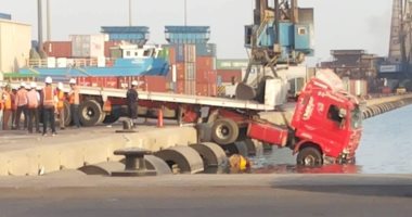 صور.. سقوط سيارة نقل من رصيف ميناء السخنة بالسويس