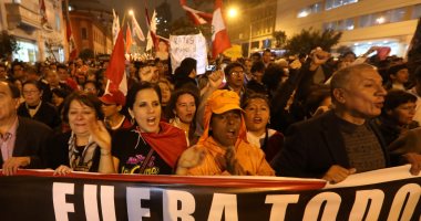 صور.. مسيرة حاشدة فى بيرو ضد الفساد واستغلال النفوذ
