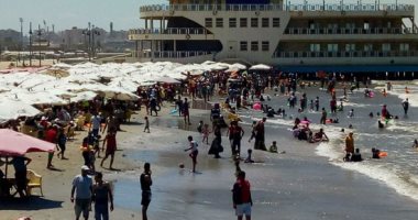 صور.. إقبال كبير من المصطافين على شواطئ بورسعيد هربا من حرارة الجو