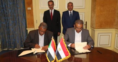 وزير الاتصالات يشهد توقيع بروتوكول تعاون بين البريد المصرى والسودانى
